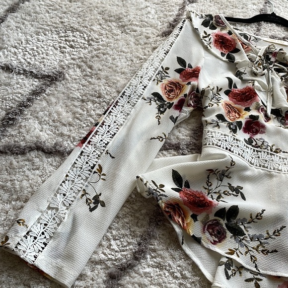 ✨Floral Flowy Top✨ - Picture 4 of 7